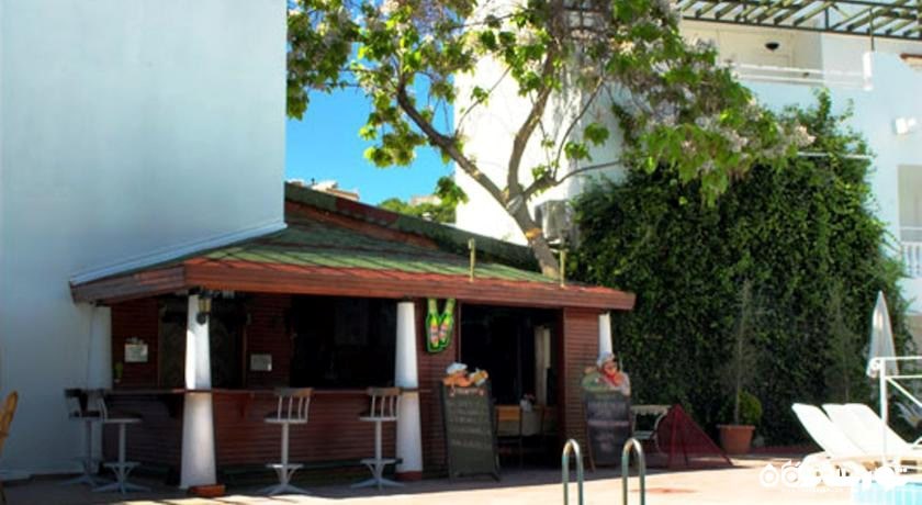 بار فضای باز هتل آپارتمان گلدن گیت